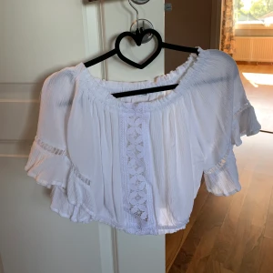 Vit topp - Jätte fin vit sommar topp från HM i storlek S. Går att ha vanligt och offshoulder. Ny pris: 250kr, bud från 100kr☺️