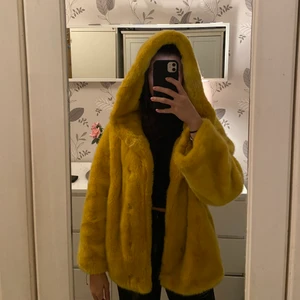 Vinterjacka - En gul mysig vinterjacka från Zara. I storlek M men passar även mig som är en S. Som man ser på sista bilden finns det några fläckar, vilket man inte tänker på i helhet.💛