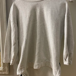 Adidas tröja  - En biege adidas tröja med text på ryggen i väldigt bra skick 