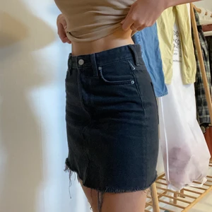 Svart jeanskjol - Svart jeanskjol i strl 32 ifrån H&M !!🌟🌟😊