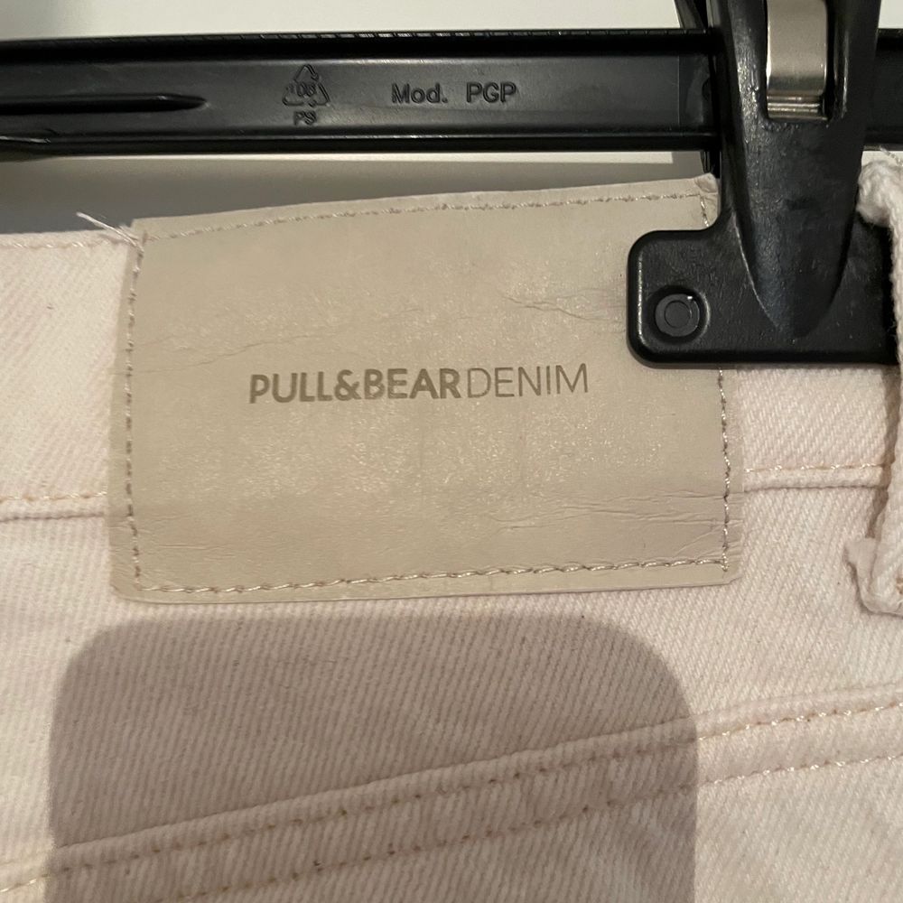 Säljer mina knappt använda Jeans från pull&bear då de är för små för mig. Passade mig som storlek XS/S. Frakt ingår💕. Jeans & Byxor.