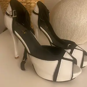 Jättesnygga moderna svart/vita skor. Endast använda 1 gång