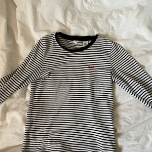 Randig levis tröja - Väldigt fin randig tröja från Levis. Väldigt bra skick. Storlek S.