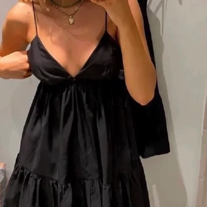 svart zara klänning💕 - Använd ungefär 1-2 gånger💕 
