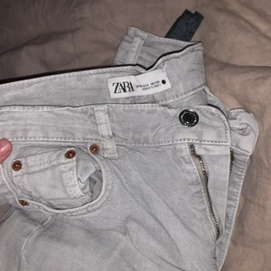 jeans zara - snygga beiga jeans från zara, helt raka i modellen och går ut där näre, stora på mig 300 + frakt  billigare desto snabbare affär 