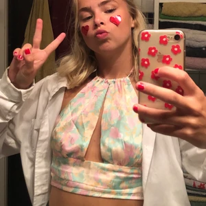 Blommig top - Jättefin blommig topp i siden!!