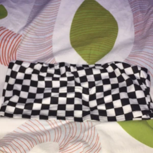 SHEIN crop top storlek 11-12 years  - Jag säljer denna crop top på den står det att storleken är 11-12 years så jag tror ungefär att den är i storlek 152-160 nått där imellan tror jah! Den är använd cirka 5 ggr inte min typ av klädesplagg men stretchig och fin ändå ❤️