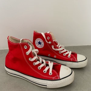 Röda Converse  - Säljer mina röda Converse.                                               Endast använda 1 - 2 gånger                                             Säljer pågrund av att de har blivit för små för mig         Köparen står för frakt
