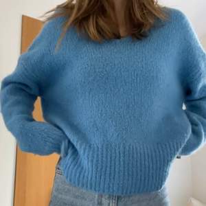 Blå tröja köpt second hand 💙 vet inte storlek men typ S-M. Jag på bilden har vanligtvis XS. 