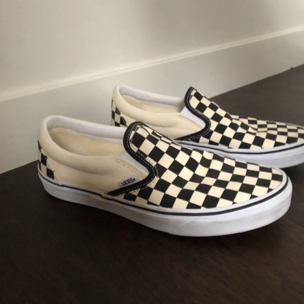 Sköna slip ons från vans i schackmönster, dem är sparsamt använda och i väldigt bra skick:). Skor.