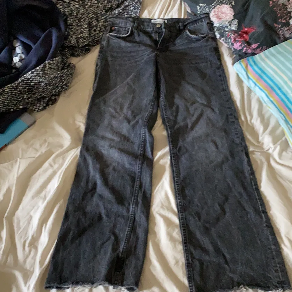 Gråa snygga jeans från Zara i storlek 38. Jeansen är i bra skick och finns inga synliga defekter, perfekt färg för hösten. Byxorna är mid Rise.. Jeans & Byxor.