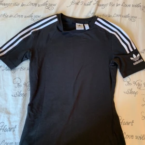 Adidas tshirt - Adidas tshirt ifrån junkyard som är oanvänd då jag inte tyckte om att ärmarna var längre.