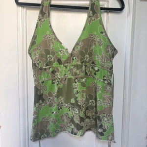 Halterneck  - Blommig halterneck med fina höstfärger i storlek S. Passar XS - liten M🤎💚                                                                     Har två snören på sidan som man kan knyta både bak och fram! Bra skick. Frakt: 48kr