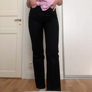 Rowe Weekday - Säljer mina ursnygga svarta rowe från Weekday för att de tyvärr är för stora i midjan💔 använda 2 gånger = helt kolsvarta😍 helt slutsålda på hemsidan i denna storlek