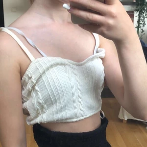 Topp från zara  - Säljer denna jättefina toppen från zara i storlek M, är knappt använd och är i bra skick. Säljer för 100kr ink frakt 💖