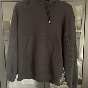 Hoodie från cp company i storlek s. Tröjan är inte använd mycket så väldigt fint skick. Köpare står för frakt