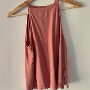 Topp med öppning i ryggen - Från lager 157, använd max 10 gånger