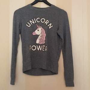 Grå långärmad tröja med trycket ”unicorn power”