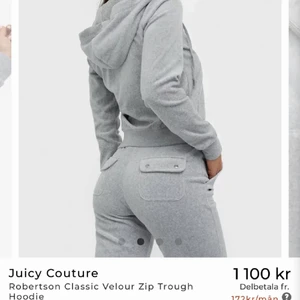 Juicy couture set  - Säljer i set storlek M! Det är äkta och inköpt från Nelly.com, knappt använt !! Fick i present så jag har tyvärr ej tillgång till orderbekräftelsen men garantera att det är äkta. Jättebra skick eftersom jag knappt använt 
