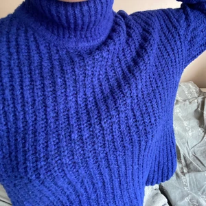 Blå tjocktröja  - Säljer denna mysiga blåa tjocktröjan från Ginatricot med hög krage. Den är Xs men den är lite oversized så den passar en S med. Använd fåtal gånger. 50 kr + frakt