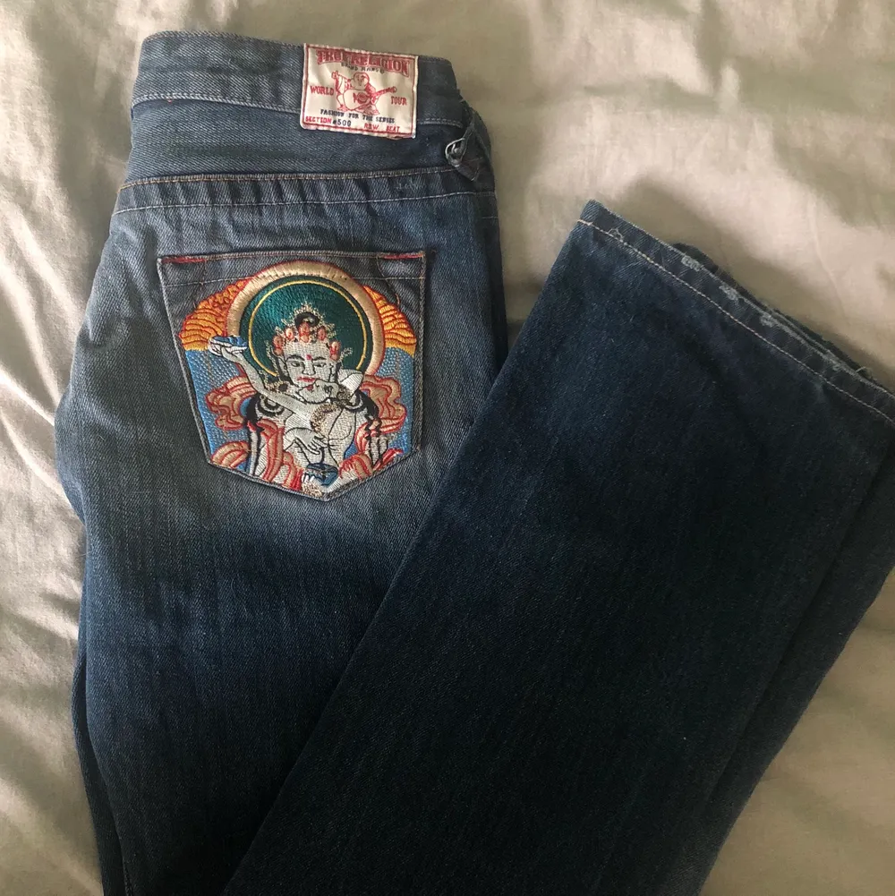 Ascoola och fina true religion jeans om tyvärr är för små för mig 😭 Dom är i bra skick och sitter najs lowrise ❤️‍🔥❤️‍🔥 Säljer dem för billigt då gylfen är trasig, kom privat om du har frågor 💓💓. Jeans & Byxor.
