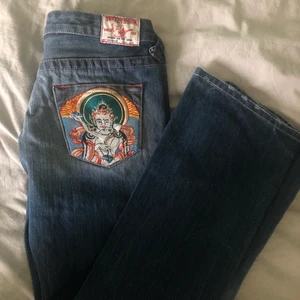 True religion jeans! - Ascoola och fina true religion jeans om tyvärr är för små för mig 😭 Dom är i bra skick och sitter najs lowrise ❤️‍🔥❤️‍🔥 Säljer dem för billigt då gylfen är trasig, kom privat om du har frågor 💓💓