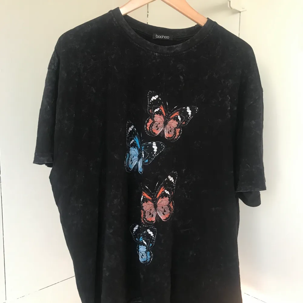 Superfin tshirt med fjärilar i lite tjockar material än en vanlig tshirt. Den är också oversized. T-shirts.