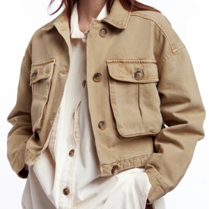 Jacka Gina Tricot strl M - En beige jacka i storlek M! Använd men i fint skick!