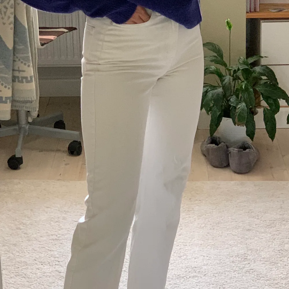 Vita jeans från Weekday i storlek 25/30 modell ”Row”, alltså straight leg. 🥰 Säljer då de är lite små för mig och har flera vita par! Frakt tillkommer <3. Jeans & Byxor.