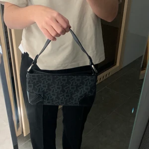 DKNY handväska - Säljer denna handväska från DKNY då den tyvärr inte kommer till användning. Är i väldigt gott skick och är i princip oanvänd