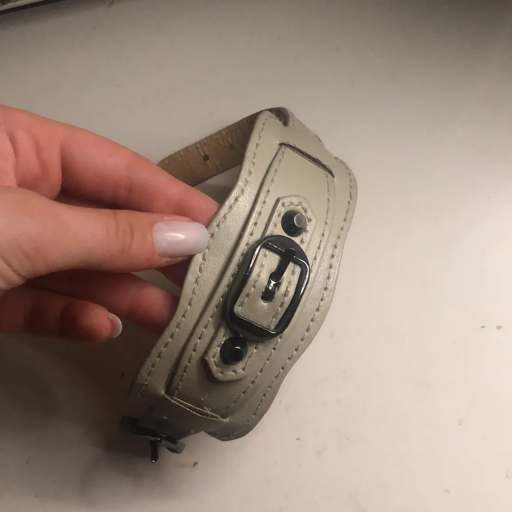 säljer detta fake balenciaga armband, första bilden är en bild på ett riktigt ( inte mitt) andra två är mina ❤️❤️❤️‍🔥 köpt utomlands för längesen❤️. Accessoarer.