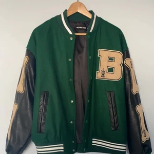 collage jacka - säljer min gröna collage jacka i storlek S, funkar perfekt som en höst jacka och är väldigt oversized så den passar (XS-XL) beroende på hur stor man vill ha den. originalpriset var 1000kr + frakt. inte mina bilder men skriv privat ifall ni vill ha andra bilder