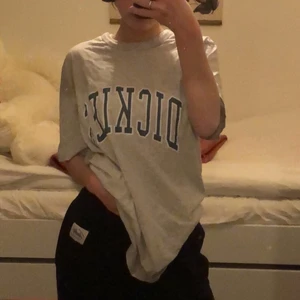 Dickies T-shirt - Dickies T-shirt men grönt tryck, storlek S men passar med som en M. Skön oversized fit. Den har en liten ljus fläck men inget tydligt. Köpare står för frakt :)
