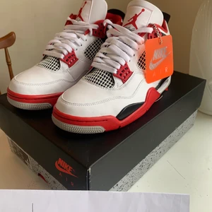 Nike Air Jordan 4 Retro Fire Red - Stl 41 ⭐️ Helt nya. Endast testade inomhus! Köpare står för frakt alt upphämtning av dom i Stockholms området. Frakten beror lite på hur mycket paketet kommer att väga + om du vill ha spårbart. (Skorna ligger uppe på flera sidor)