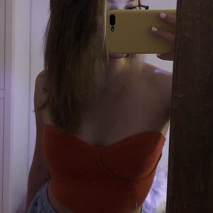 Crop top - Jätte söt röd tube/croppad topp från Gina Tricot. Väldigt stretchig och passar därför XS-M. Passar mig perfekt som vanligtvis är S/M och 163. Använd 1 gång ❤️‍🔥 hör av er vid mer frågor!! 