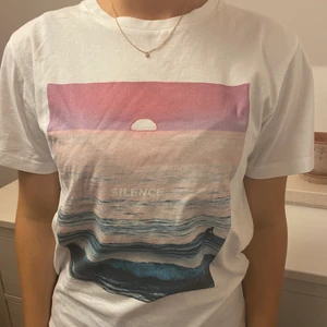 Dedicate - Fin användbar t-shirt med tryck på, köpt i Danmark 