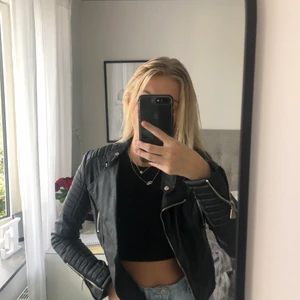 Skinnjacka  - En jättecool skinnjacka från chiquelle i storlek 36, ser knappt använd ut och är i ett jättebra skick. Frakt tillkommer!🤍