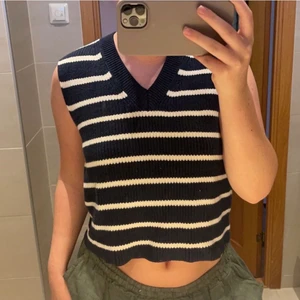 Väst - Super söt topp/väst från Zara. Aldrig använd och prislapp kvar💖