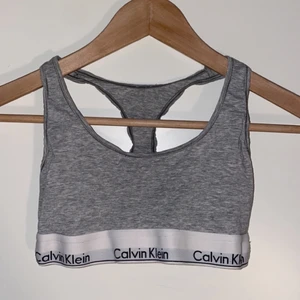 Calvin Klein toppar  - En grå och en vit Ck topp || 70:-/st, båda för 100:-☺️