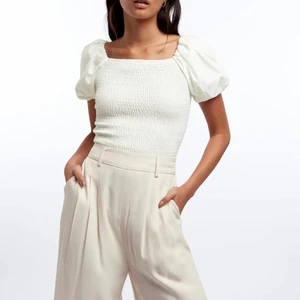 Gina Tricot topp - Intressekoll på denna fina topp från Gina Tricot, toppen heter nelma puff sleeve top och är helt slutsåld! Säljer denna då jag ej känner att den kommer till användning för mej just nu🥰 Köpte den sommaren 2020 och har bara använts ett fåtal gånger!!🤍 Nypris på denna är 249:-🥰