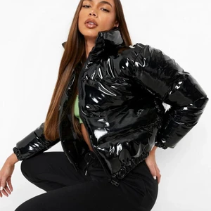 Glansig pufferjacka | Strl S - En helt ny jacka som aldrig har använts. Säljer den pga att jag väntade för länge med att skicka tillbaka den 