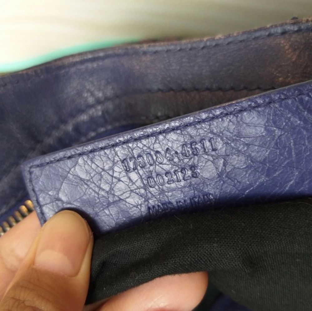Såå fin kornblå balenciaga väska, färger är mer ”lysande” irl! Perfekta storleken för jobb el skola då du bla får plats med dator!! Äkthetsbevis finns i form av mejl. Skav på sidorna finns!. Väskor.