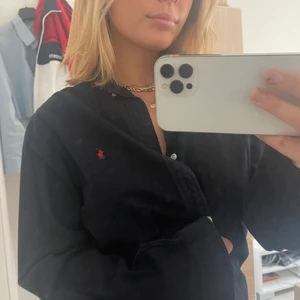 Nästan oanvänd polo skjorta  - Jättefin skjorta i toppen skick. Nypris 1100. Herr modell som passar dam med