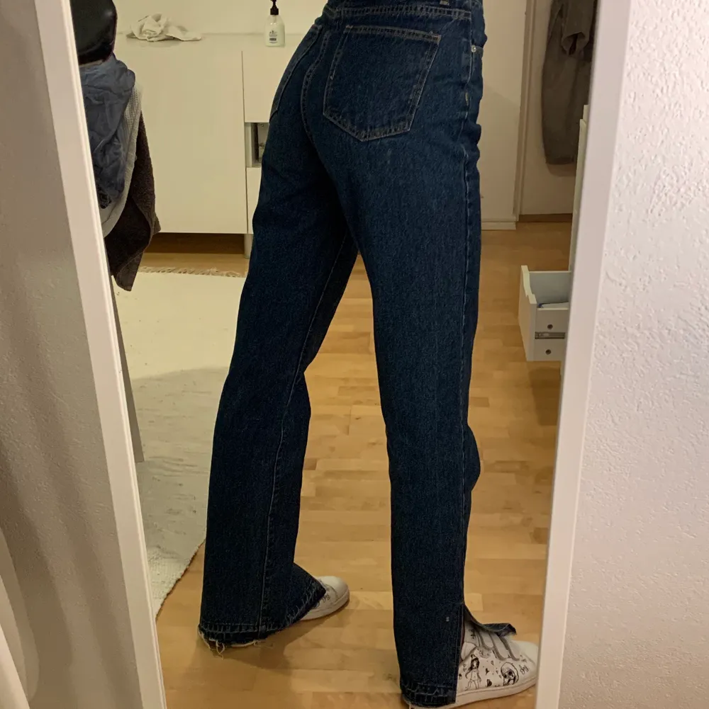Supersnygga mörkblå jeans med slits från plt. Bra i längden på mig som är 177 och i toppenskick! Frakt 62kr. Jeans & Byxor.