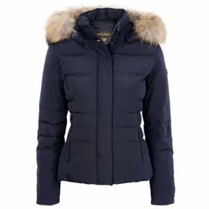 Säljer min marinblå woolrich jacka i storlek S, nyskick. Använd väldigt få tillfällen. Pälsen luvan går att ta av och likaså luvan. Nypris 4999kr. Säljer för 900kr. Kan mötas i bromma annars står köpare för frakt