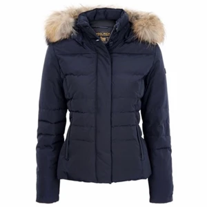Woolrich jacka  - Säljer min marinblå woolrich jacka i storlek S, nyskick. Använd väldigt få tillfällen. Pälsen luvan går att ta av och likaså luvan. Nypris 4999kr. Säljer för 900kr. Kan mötas i bromma annars står köpare för frakt