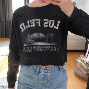 Sweatshirt - Svart sweatshirt från Pull & Bear. Storlek M. Bra skick!🥰