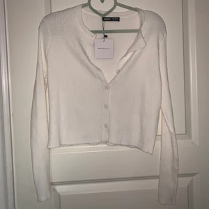 Vit kofta - Säljer denna vita kofta då den aldrig kommer till användning. Aldrig använd. Köparen står för fraktkostnaden. Hör av dig för fler bilder!💞