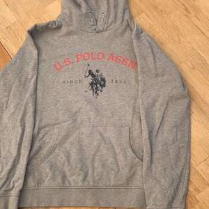 Grå Polo Club Association hoodie, använd 20-40 gånger men ändå bra skick.