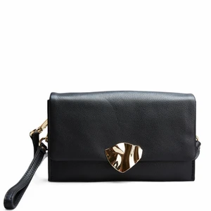 Rizzo Madonna Clutch - Svart clutch med guldigt ”blad” i fram. Så stilren och snygg! Knappt använd. Följer med ett långt band till också om man vill ha den över axeln. Äkta skinn! Säljer pga dålig användning. Frakt tillkommer 🤍